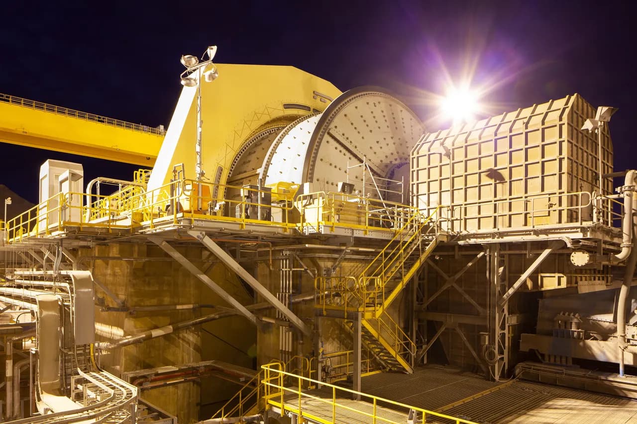 Illuminated mineral processing plant in operation